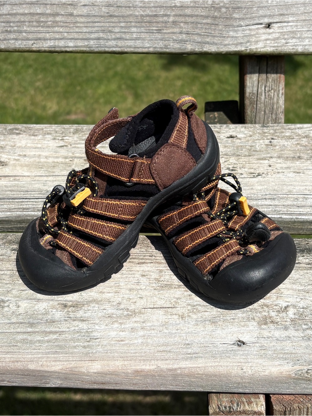 Keen Newport H2 Waterproof Closed Toe Sandals Dark Earth/Spicy Orange Youth 10